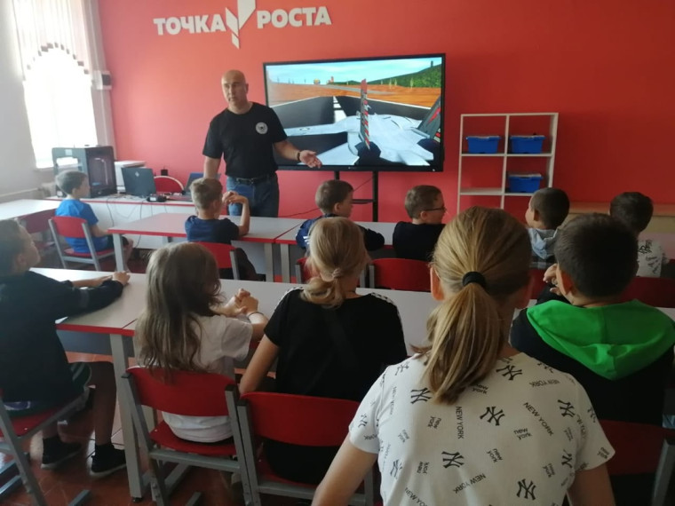 4 день летнего пришкольного лагеря &amp;quot;Детство&amp;quot; был для ребят особенно увлекательным. Нас посетили ребята Центра гражданско-патриотического воспитания под руководством Ермушева Виталия Михайловича.