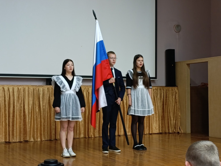 Торжественная итоговая линейка в школе.